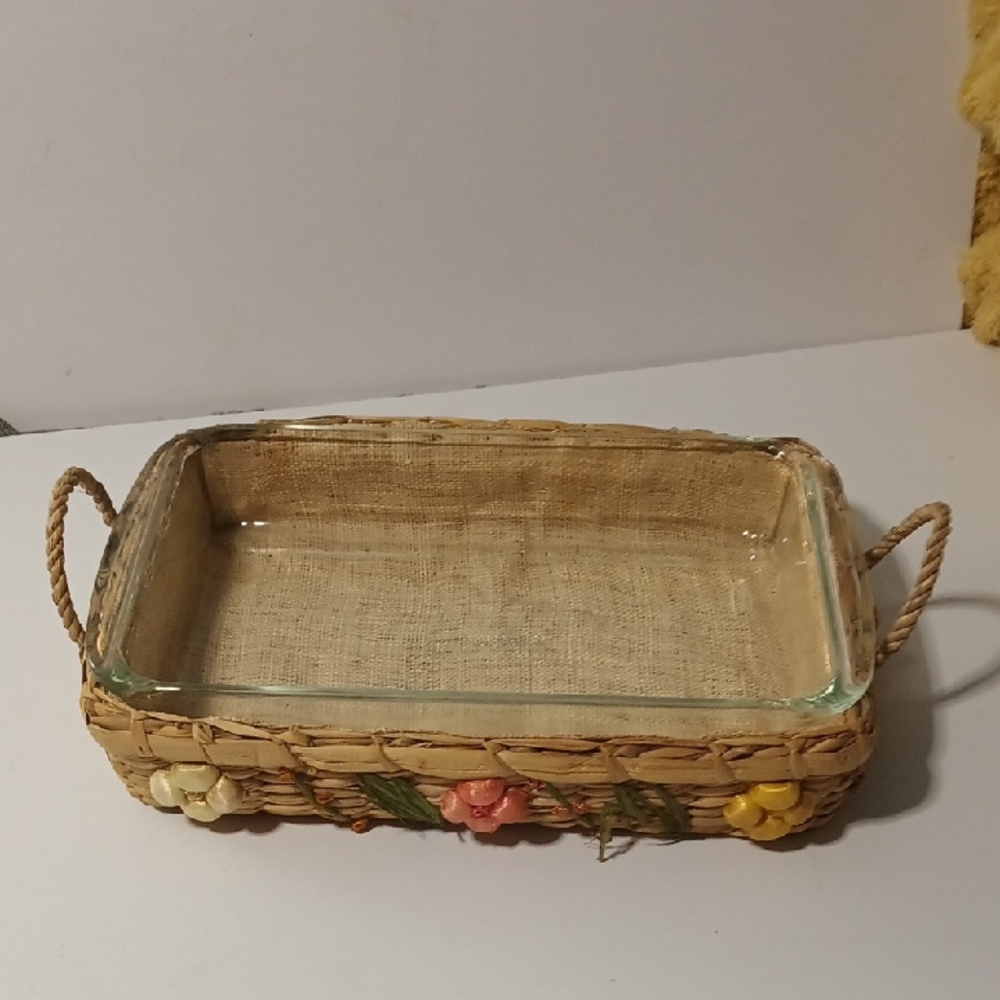 Pyrex 10 By 6 Baking Pan With Adorable Woven Basket Holder